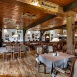 Viesnica Un Restorans Aparjods Dentro