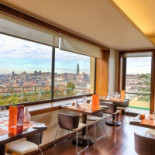 Tribuna À l'intérieur