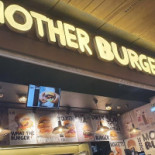 Mother Burger À l'intérieur