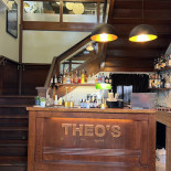 Theo's Bazar Cafe À l'intérieur