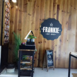 Frankie À l'intérieur