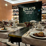Julius À l'intérieur