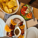 Leitões Come Comida