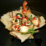 Exotic Sushi Fusion Comida