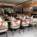 Julius À l'intérieur