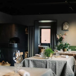Rhodes Coffee Dentro