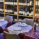 Grapes & Bites Dentro