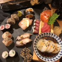 Cais 35 Sushi food