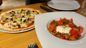 Messe Pizzaria food