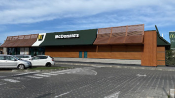 Mcdonald's Drive outside