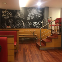 Pizza Hut Coimbra inside