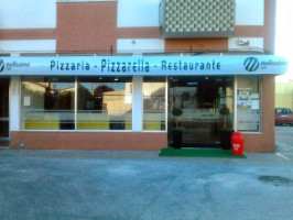 Pizzaria Pizzarella outside