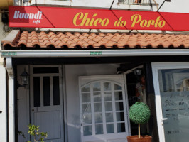 Chico Do Porto outside
