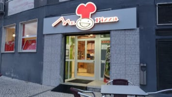 Mr. Pizza inside