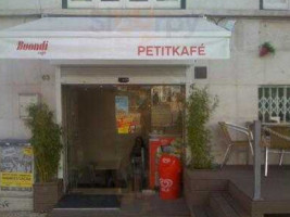 Petit Kafe outside