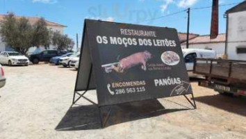 Os Moços Dos Leitões outside