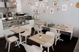 B Cafe • Pastelaria inside