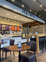 Jeronymo Cafe Estacao S. Bento inside