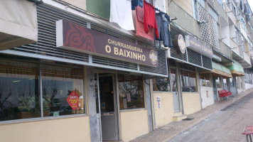 O Baixinho outside