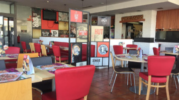 Pizza Hut Cais Gaia inside