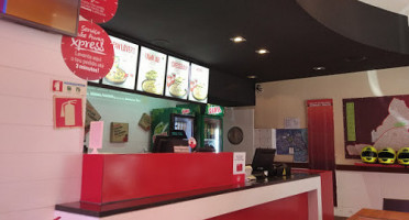 Pizza Hut Almada inside