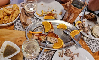 Leitões Come food