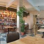 Insensato Café-livraria Dentro