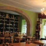 Grapes & Bites Dentro