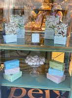 Confeitaria Peixinho inside