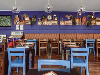 Setenta E Quatro Wine E Tapas Art Cafe